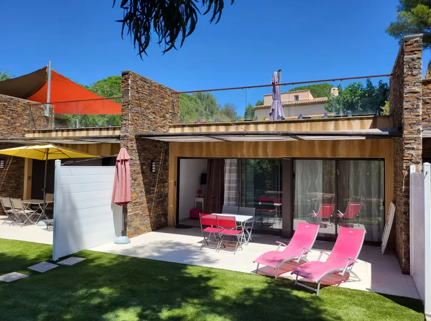 Terrasse privée d’une mini-villa à la Villa Roméo